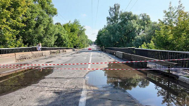 Обрушившийся в июле кохомский мост обследуют